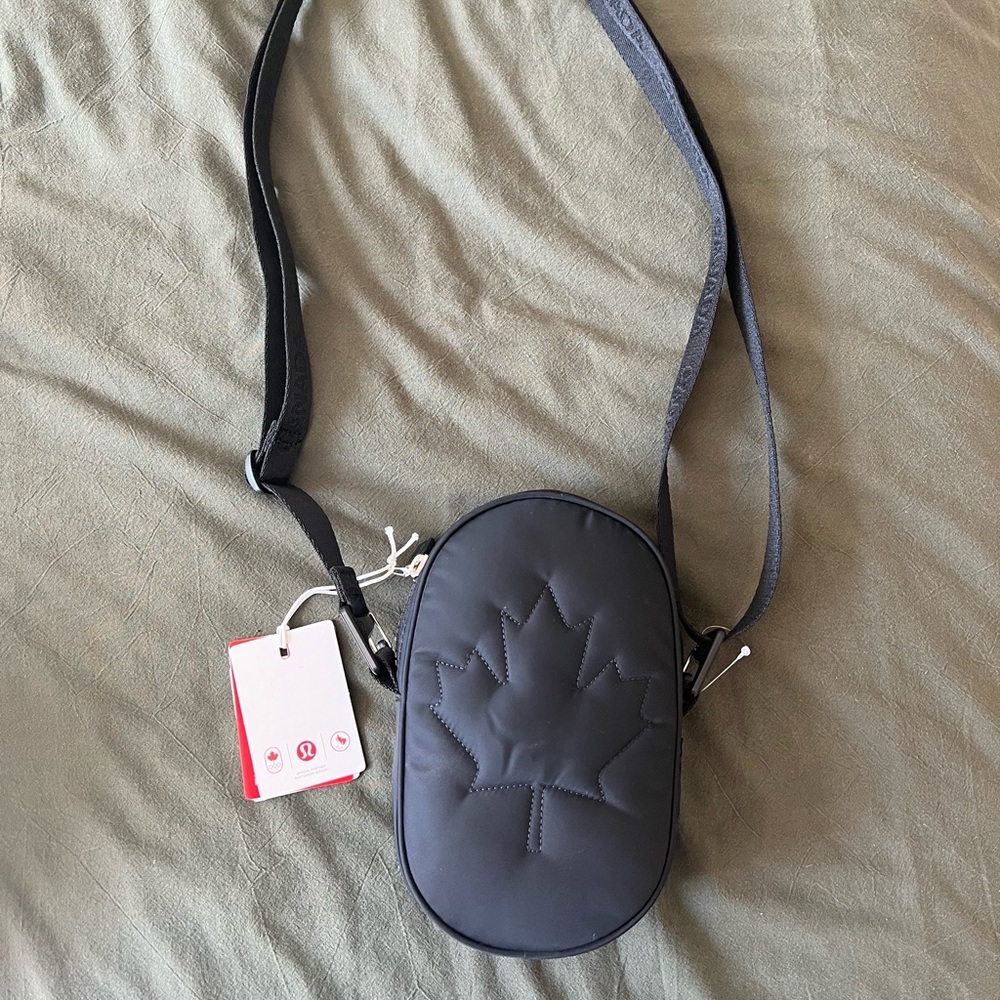 NWT lululemon team Canada bag